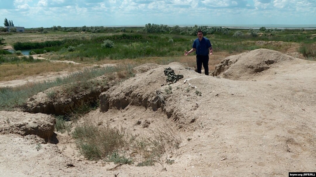 Херсонська область, Арабатська Стрілка, Стрілкове. Фортифікаційні споруди, викопані російськими військовими в березні 2014 року
