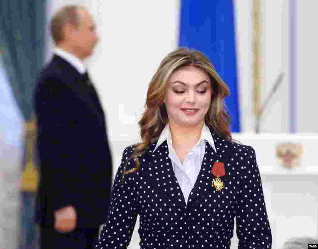 Владимир Путин и олимпийская чемпионка по художественной гимнастике Алина Кабаева на церемонии награждения в Кремле. Декабрь 2005 года. 