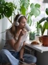 Na Radiju Slobodna Evropa postoji nekoliko podcast serijala, među njima i podcast 'Šta ima?' o dnevnim aktuelnostima u Bosni i Hercegovini, ilustrativna fotografija 