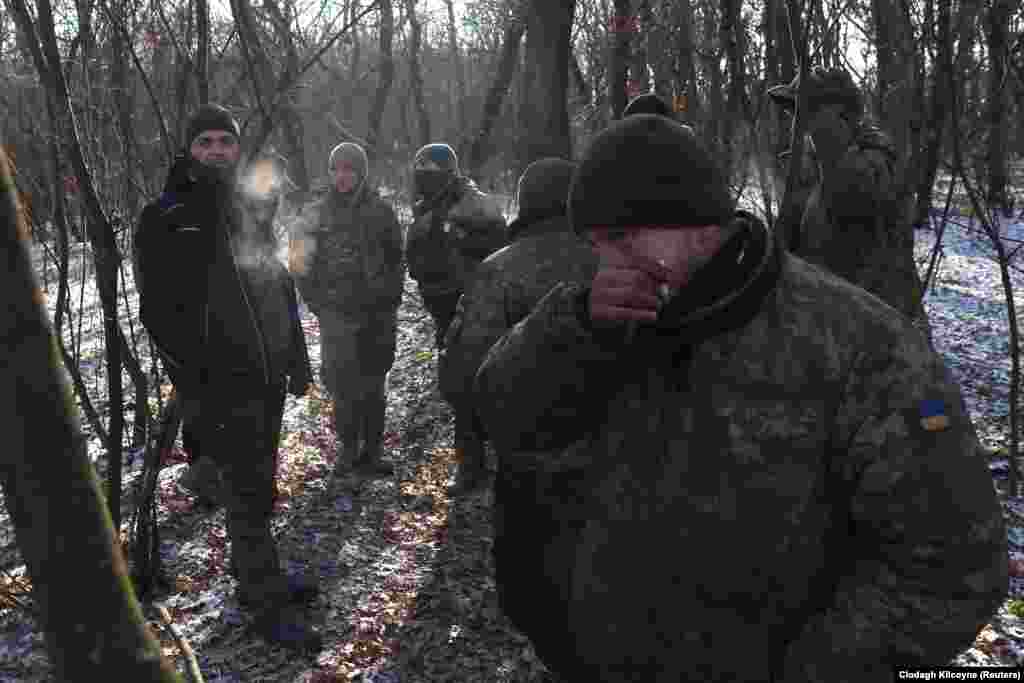 Українські військові 43-ї окремої артилерійської бригади перепочивають після відпрацювання вогневих ударів по позиціях російських військ з німецької гаубиці Panzerhaubitze 2000 у лісі неподалік від Соледару, 11 січня 2023 року