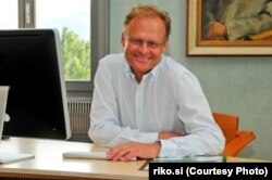 Janez Škrabec (na fotografiji) direktor je kompanije Riko Gropu i takođe je bio počasni konzul - Slovenije u Belorusiji