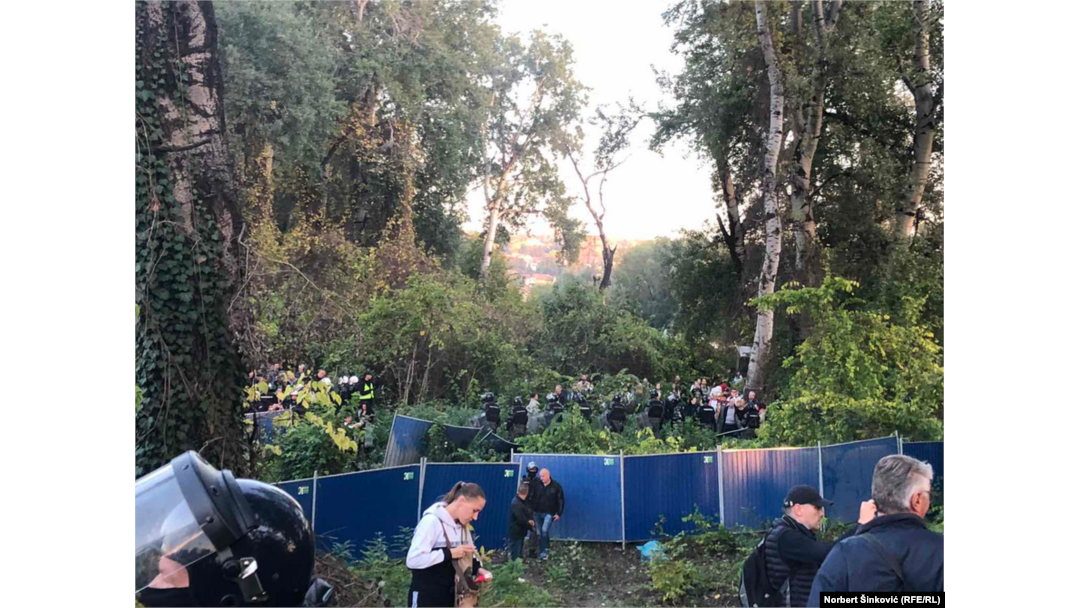 Na mesto protesta stigao je i jedan broj pripadnika Žandarmerije. Tamo je bila i policija koja od 18. oktobra obezbeđuje mesto gde su radnici kineske firme China Road and Bridge Corporation (CRBC) u utorak započeli postavljanje ograde za prve radove