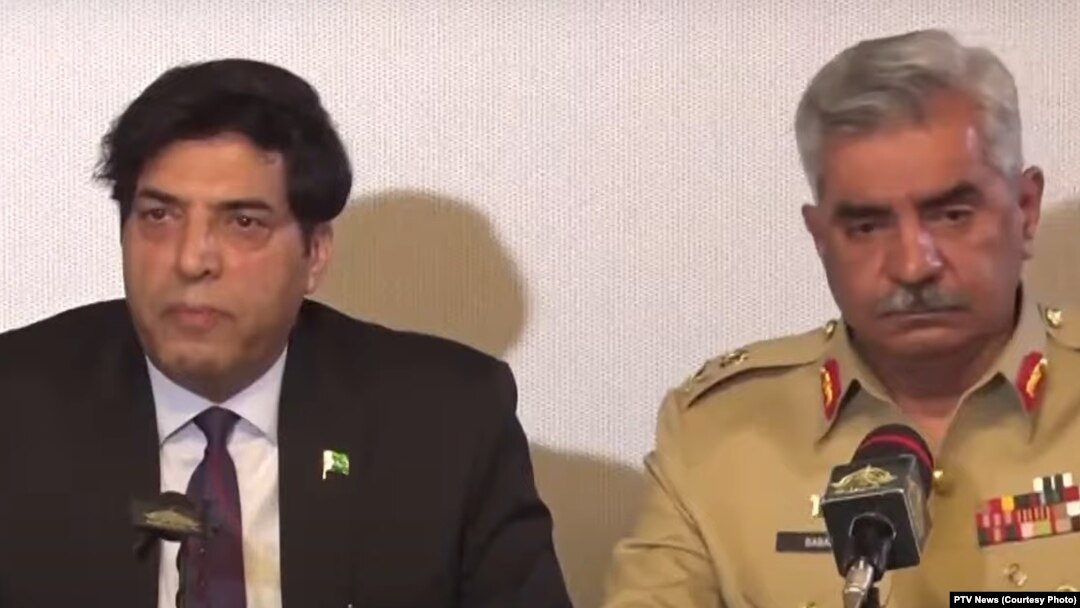 د پوځ ویاند جنرال بابر افتخار (ښي لوري ته) د ای اېس ای له مشر جنرال ندیم انجم سره د اکتوبر پر ۲۷مه د خبري غونډې پر مهال. 