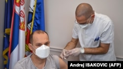 Zlatibor Lončar, ministar zdravlja Srbije, prilikom vakcinacije na Institutu za virologiju u Beogradu 19. januara 2021.