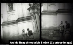 Dva muškarca čavrljaju na ulazu crkve u blizini Praškog dvorca.
