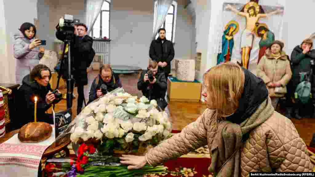 Трун з тілами Ендрю і Кріса у церкві немає, але їхні тіла вже привезли на підконтрольну владі України територію. Прощання для Кріса організовує його родина у Великій Британії