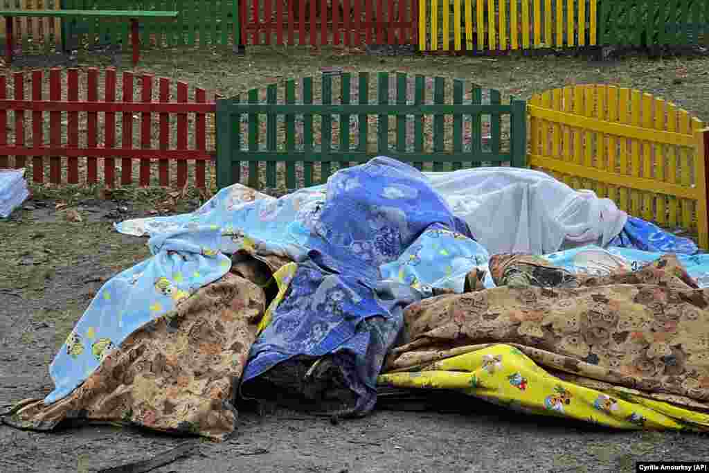 На території дитячого садка на місці падіння гелікоптера видно тіла, накриті ковдрами