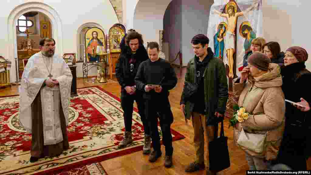 На фото волонтери і знайомі Енді читають розповіді про нього його родини 