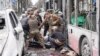 Мъже вадят тела на загинали от тролей, ударен от руска балистична ракета в Суми, 13 апри 2025 г.