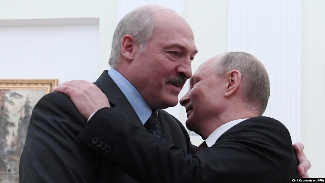 Президент Росії Володимир Путін (праворуч) вітає Олександра Лукашенка під час зустрічі в Кремлі, в Москві, 29 грудня 2018 року