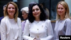 Președintele Parlamentului European, Roberta Metsola, președintele Kosovo, Vjosa Osmani-Sadriu, și prim-ministrul Estoniei, Kaja Kallas (de la stânga la dreapta), înainte de reuniunea țărilor din Balcanii de Vest cu liderii UE, la Bruxelles, Belgia, 23 iunie 2022.