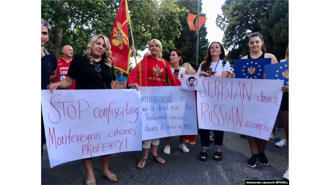 Demonstrantkinje sa transparentima protiv potpisivanja Temeljnog ugovora, Podgorica, 7. juli 2022.