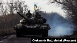 Українські військовослужбовці на танку біля Бахмуту на Донеччині, 20 січня 2023 року