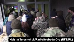 Черга військовослужбовців у клініку амбулатурно-поліклінічної допомоги у Львові 