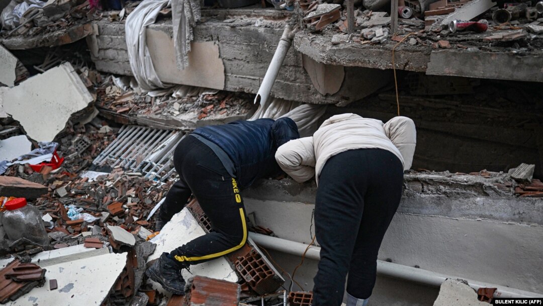  Victime ale cutremurului de 7,8 grade de luni, din Turcia, își caută rudele la Hatay, sub dărâmături