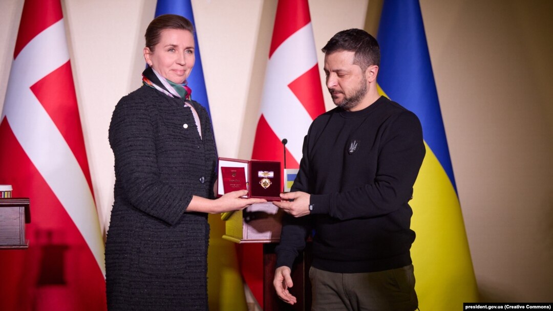 Президент України Володимир Зеленський нагородив прем’єр-міністра Данії Метте Фредеріксен орденом княгині Ольги під час спільного пресбрифінгу. Одеса, 30 січня 2023 року 