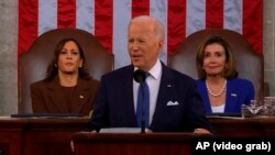 Američka potpredsjednica Kamala Harris, predsjednik Joe Biden i tadašnja predsjedavajuća Predstavničkog doma američkog Kongresa Nancy Pelosi, mart 2022.