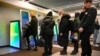Очередь в банкомат Сбера в Петербурге. 25 февраля 2022 года.