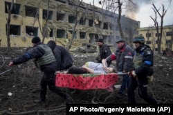 printre obiectivele bombardate de Rusia se numără și o maternitate din orașul Mariupol.