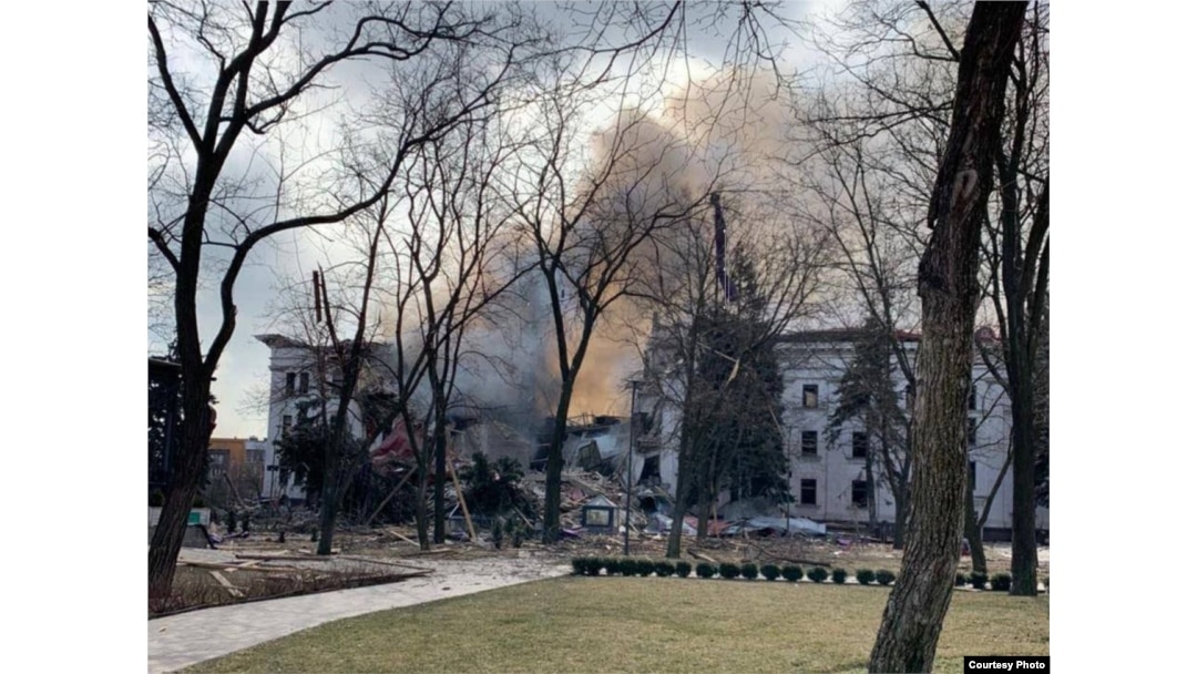 Наслідки обстрілу Драматичного театру в Маріуполі