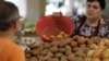 Cartofii se numără printre alimentele care s-au scumpit cel mai mult în ultimul an, cu peste 40%. Nu doar hrana şi utilităţile s-au scumpit, ci şi materialele de construcţii, sejururile, biletele de avion, sau cărţile.