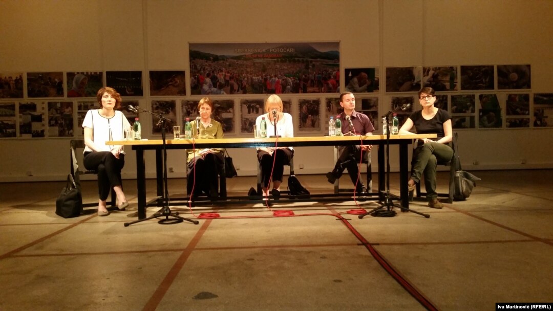 Učesnici tribine sleva nadesno: Izabela Kisić, Mirjana Miočinović, Sonja Biserko, Milivoj Bešlin, Sandra Orlović
