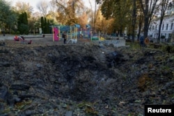 Вирва від влучення російської ракети у середмістя Києва. 10 жовтня