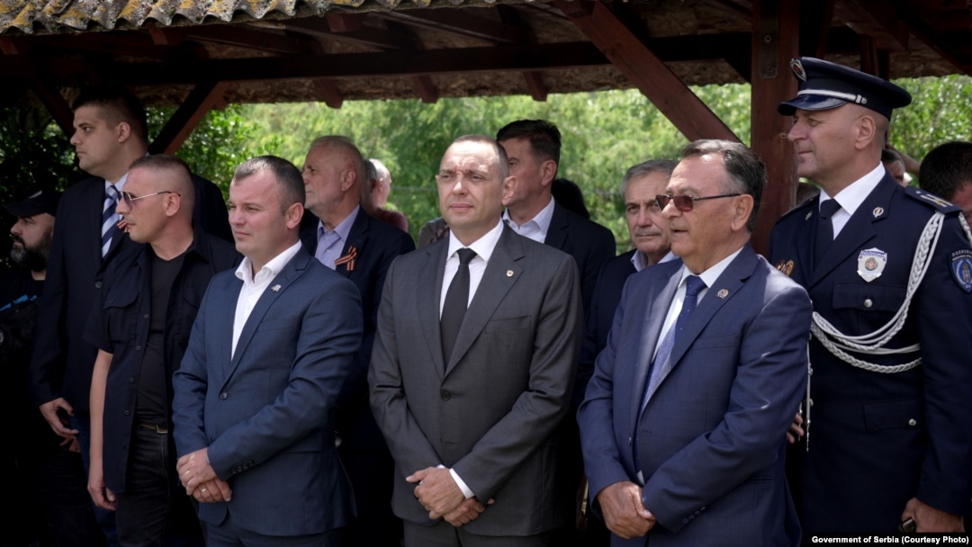Ministar unutrašnjih poslova Srbije Aleksandar Vulin (treći s desna) i Mladen Grujičić (četvrti s desna), predsjednik Opštine Srebrenica u Bratuncu tokom parastosa srpskim žrtvama u Bratuncu. 12. jul 2022. 
