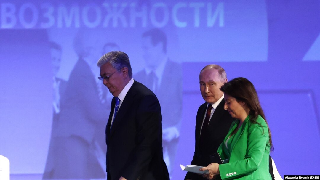 Kasım-Jomart Tokayev, Vladimir Putin və Marqarita Simonyan Peterburq iqtisadi forumunda
