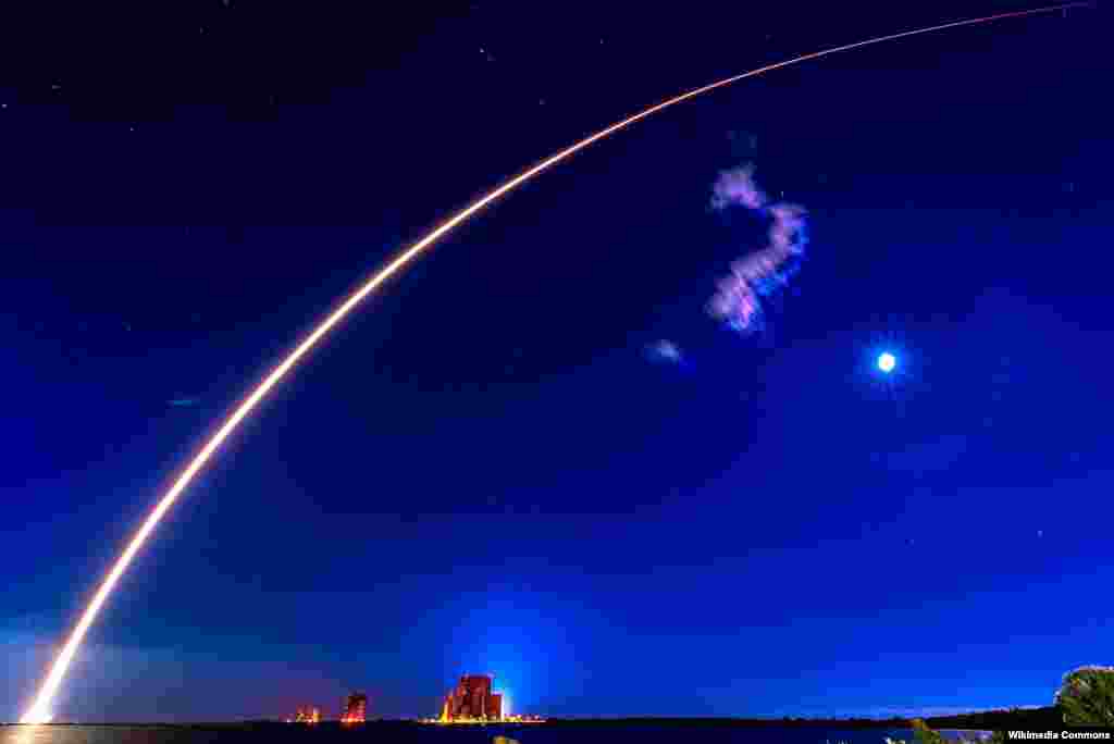 Ракета SpaceX Falcon 9 со спутниками Starlink стартует с мыса Канаверал во Флориде в январе. 15 октября Маск публично отказался от своей просьбы о помощи с финансированием, заявив: «Черт с ним... хотя Starlink всё еще теряет деньги, а другие компании получают миллиарды долларов налогоплательщиков, мы просто продолжим финансировать украинское правительство бесплатно»
