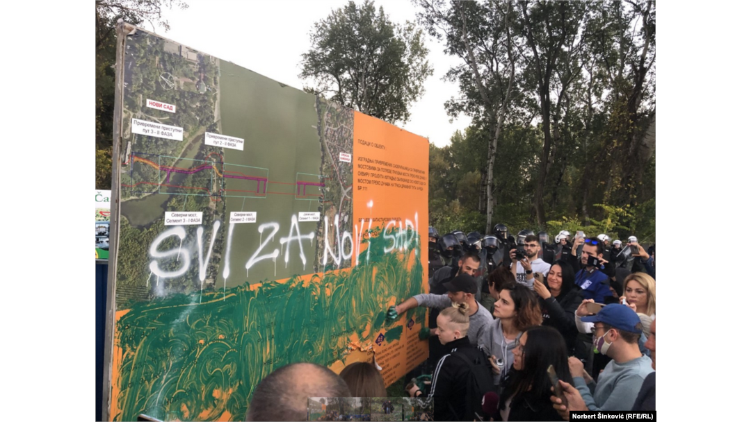 Aktivisti su tablu koja označava radove prefarbali u zeleno i sprejem napisali: "Svi za Novi Sad!" i poskidali nalepnice sa planom mosta.