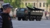 La repetițiile de la Moscova pentru parada de Ziua Victoriei așteptată pe 9 mai 2025, armata rusă a afișat și două modele de drone kamikaze, cu care atacă frecvent Ucraina, transportate de un camion militar.