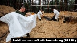 У масовому похованні неподалік Ізюму понад 400 тіл