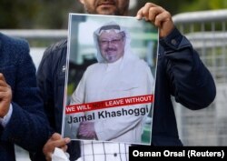 بدنبال ناپدید شدن جمال خاشقجی در کنسولگری عربستان در روز دوم اکتبر، ریاض که به مدت دو هفته گفته بود از وضعیت این روزنامه‌نگار بی‌خبر است، جمعه شب قتل وی در ساختمان کنسولگری خود در استانبول را تایید کرد.