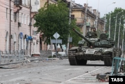 Російський танк на вулицях Маріуполя, травень 2022 року