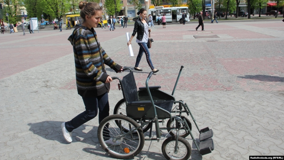 Ілюстраційне фото. Черкаські журналісти та громадські діячі прожили «годину з інвалідністю», Черкаси, 29 квітня 2013 року