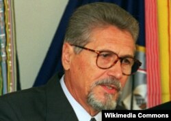 Emil Constantinescu devine, în 1996, cel de-al treilea președinte al României, primul care nu ar fi avut legături cu regimul comunist. Este ales pentru un mandat de patru ani și își exercită atribuțiile între 1996 și 2000.