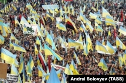 Червоно-чорні прапори на мітингу Народного руху України із закликами до розпуску Верховної Ради, відставки уряду і вимогами про вихід України зі складу СРСР. Київ, 30 вересня 1990 року