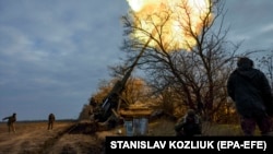 Артилеристи ЗСУ веде вогонь із САУ 2С7 «Піон» по позиціях армії РФ. Херсонщина, 9 листопада 2022 року