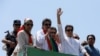 د تحريک انصاف مشر عمران خان په يوه احتجاجي لاريون کې د خپلو پلويانو شعارونو ته ځواب وايي - عکس له ارشېفه 