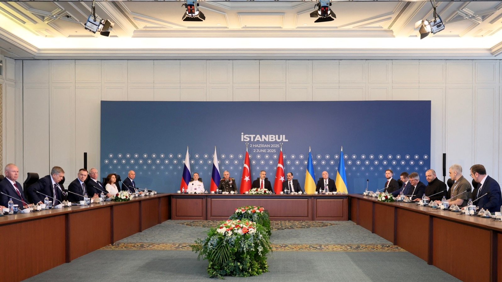 Membrii delegațiilor ucraineană (dreapta), rusă (stânga) și turcă (centru) participă la a doua rundă de negocieri, la Palatul Ciragan din Istanbul, pe 2 iunie 2025.