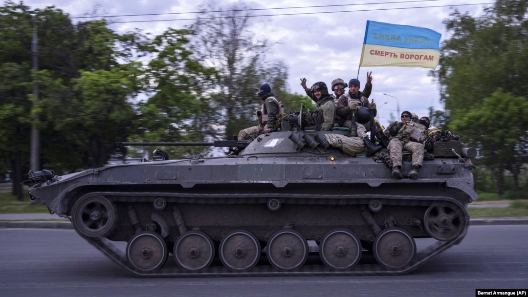 Українські військовослужбовці з прапором на Харківщині, 16 травня 2022 рік 