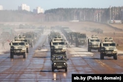 Репетиція параду 9 травня на аеродромі Липки під Мінськом. Видно автомобілі «Спартак» та «Лінза» з розмитими номерними знаками. Білорусь, 3 квітня 2025 року