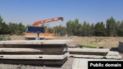 نمایی از کشیدن دیوار جدید بتنی در اطراف محوطه گورستان خاوران، منتشر شده در شبکه‌های اجتماعی