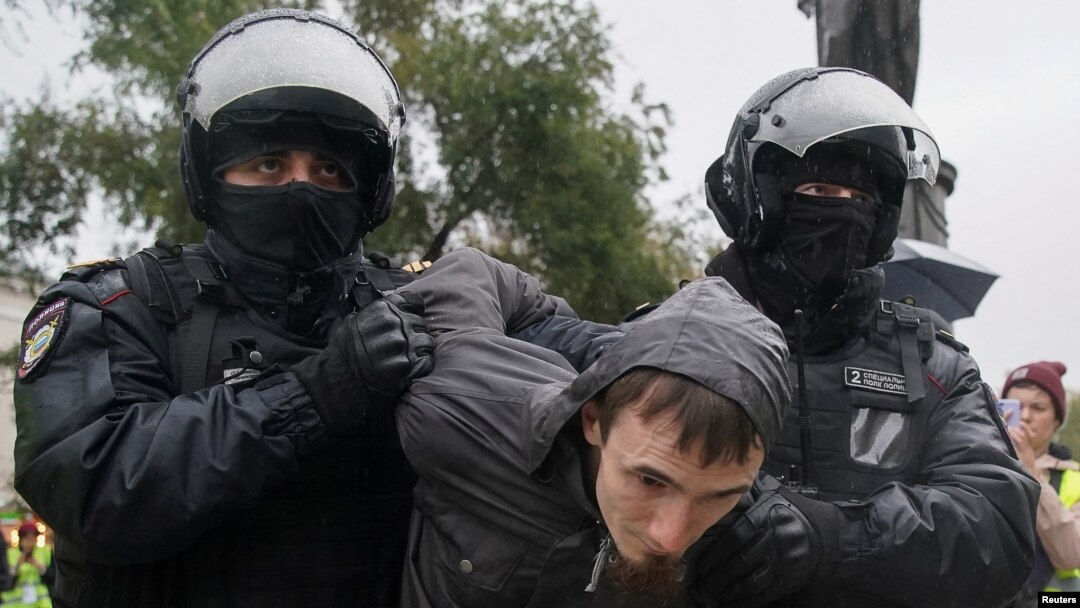 Ruske snage privode učesnika protesta protiv mobilizacije rezervista koju je naredio predsjednik Rusije Vladimir Putin, Moskva 24. septembra 2022.