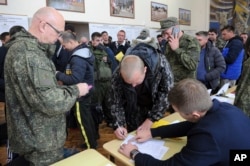 Ruski regruti okupljaju se u vojnom regrutnom centru u Batajsku, regija Rostov-na-Donu, Rusija, 26. septembar 2022.