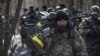Українські військові під час операції зі звільнення від російських військ населеного пункту на Київщині, 10 березня