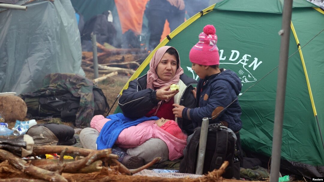 Migrantkinja sa djetetom ispred šatora u bjeloruskoj regiji Hrodno pored granice sa Poljskom, 10. novembar 2021. 