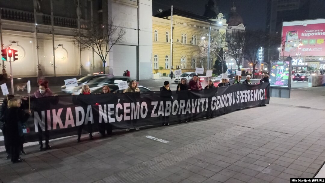 Aktivisti mirovne organizacije "Žene u crnom" na protestu sa kojeg se tražilo uklanjanje murala posvećenom ratnom zločincu Ratku Mladiću u centru Beograda, 13. novembar 2021. 