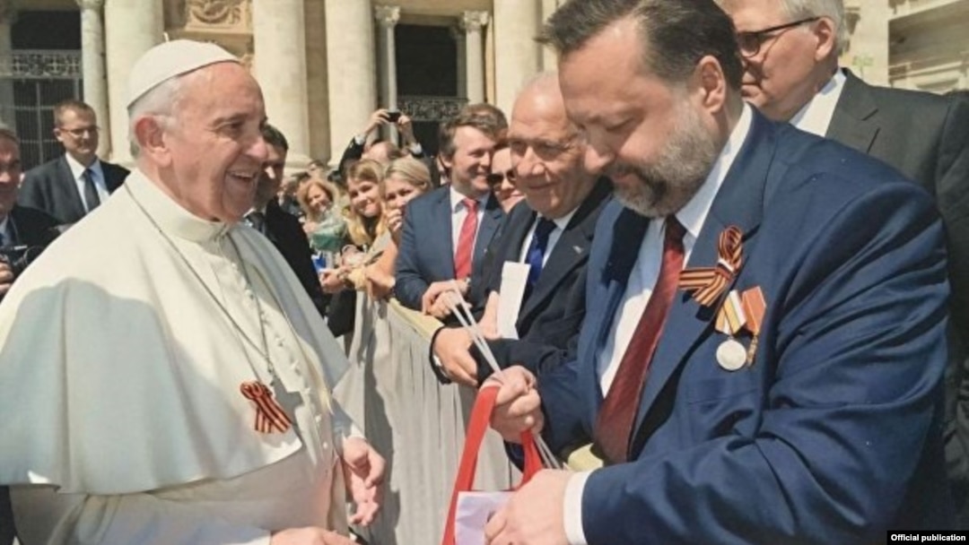 Суперечливий момент на аудієнції папи Римського Франциска (ліворуч), фото російської інформагенції ria.ru («РИА Новости»)